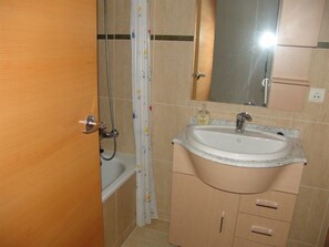 Bathtub, hair dryer, towels, toilet paper - Nice and complete apartment in playa oliva / denia (El Verger)