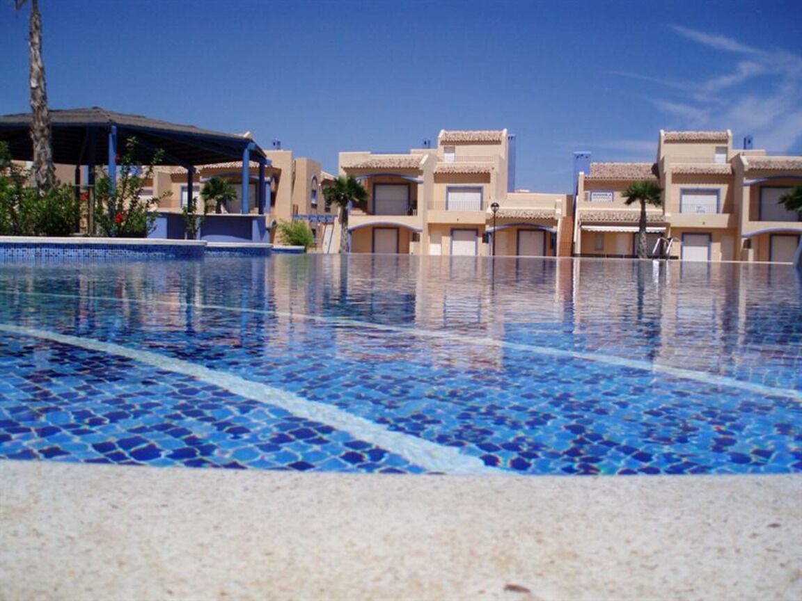 Een buitenzwembad, een verwarmd zwembad