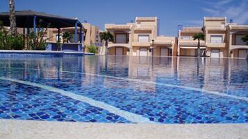 Een buitenzwembad, een verwarmd zwembad