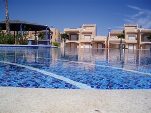 Een buitenzwembad en een verwarmd zwembad