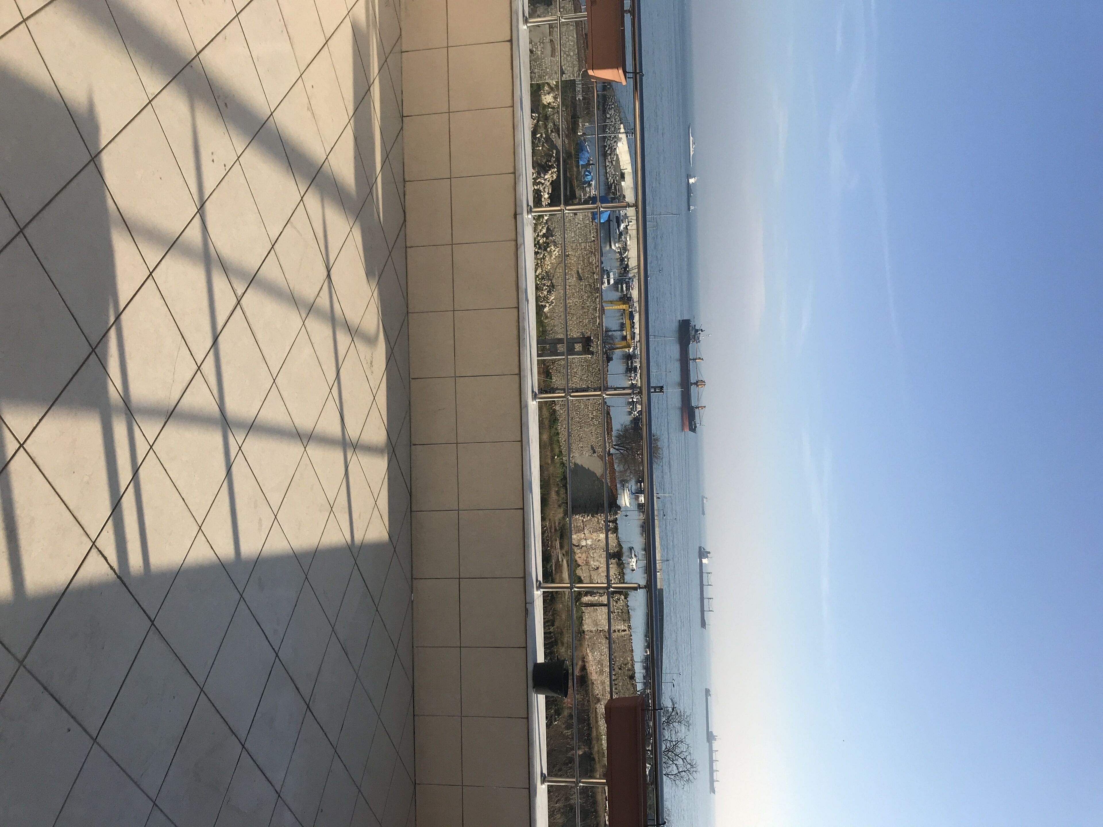 Sea view terrace, easy access to central places..