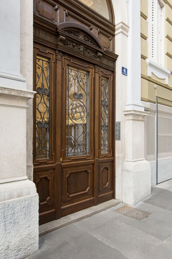 Property entrance - Scala Belvedere (Trieste)