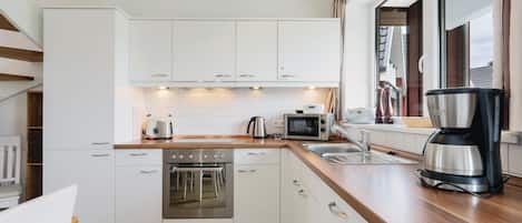 Kylskåp, spishäll, diskmaskin och kaffe- och tebryggare