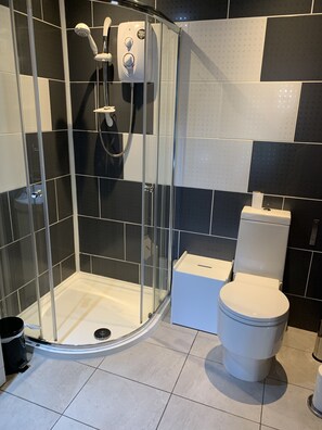 Een douche, een haardroger, toiletpapier