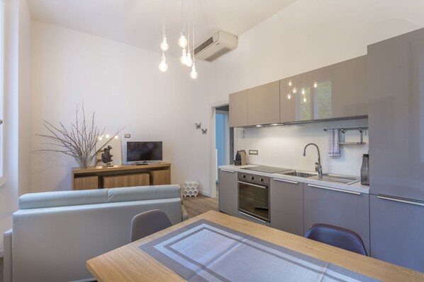 Appartement, 1 chambre | Restauration dans la chambre