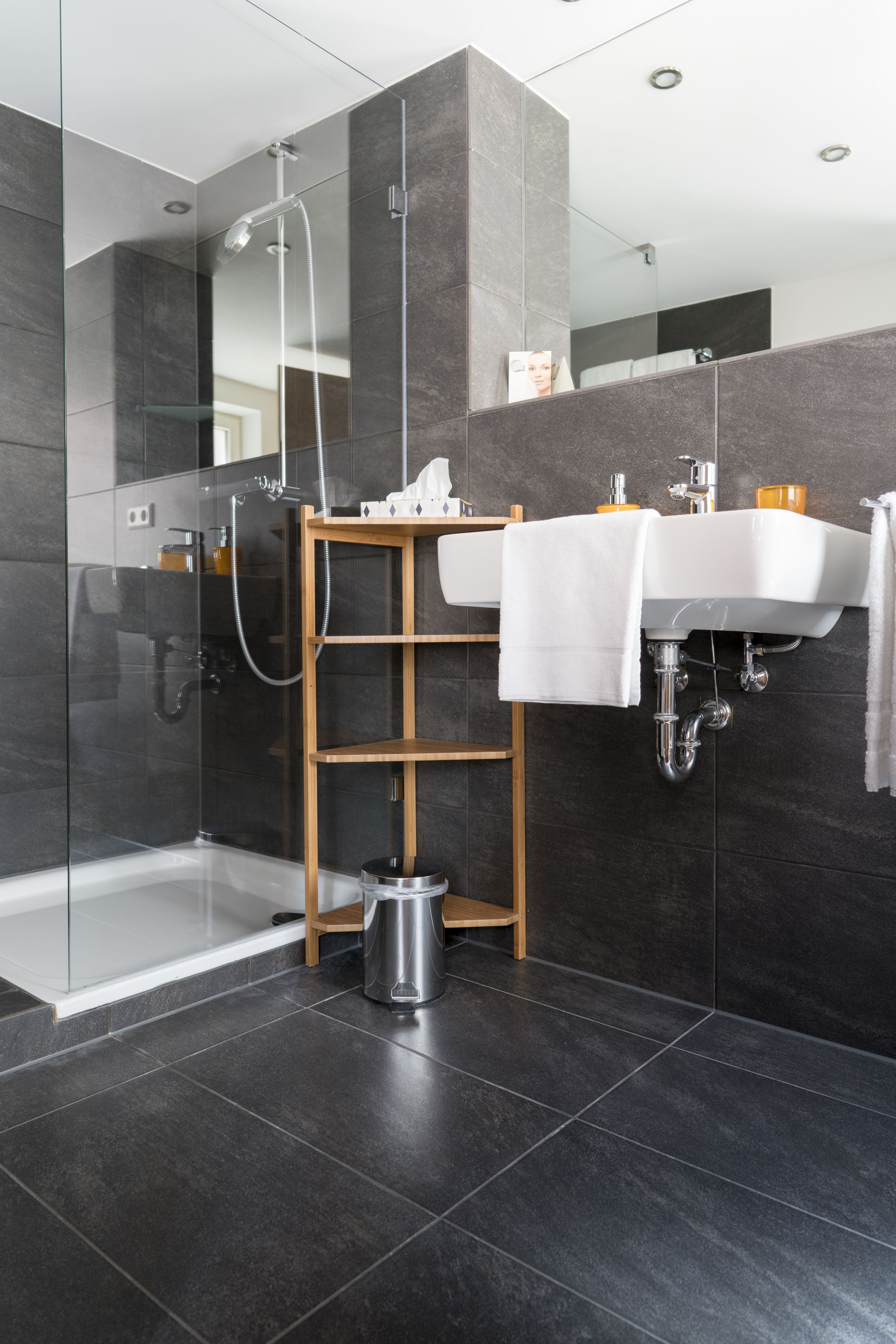 Classic-Doppelzimmer, 1 Queen-Bett, Blick auf den Innenhof | Badezimmer | Dusche, kostenlose Toilettenartikel, Haartrockner, Handtücher