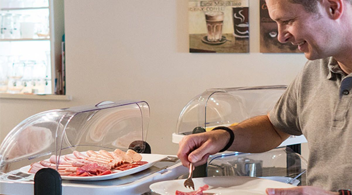 Tägliches Frühstücksbuffet (6 EUR pro Person)