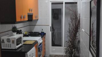 Een koelkast, een microgolfoven, een oven