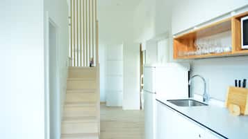 City studio | Individueel gedecoreerd, individueel gemeubileerd, een bureau