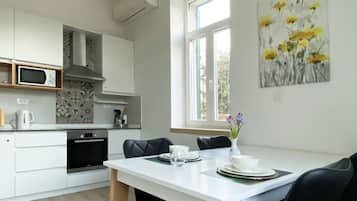 Studio – city | Eget kjøkken | Kjøleskap, mikrobølgeovn, ovn og kokeplater