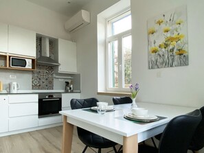 City Studio | Private kitchen | Fridge, microwave, oven, stovetop - Studio Apt Orchard on Rokova St (Split)