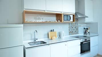 Studio – city | Eget kjøkken | Kjøleskap, mikrobølgeovn, ovn og kokeplater