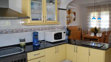 Frigorífico, microondas, horno y cafetera o tetera