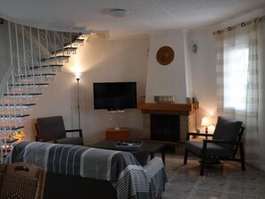 Een televisie en een open haard