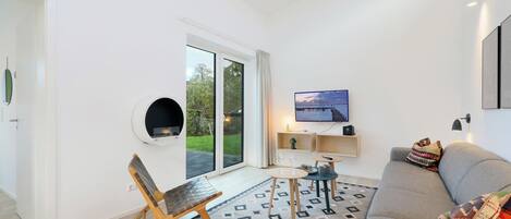 Een smart-tv en een open haard