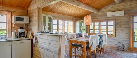 Een koelkast, een kookplaat, een vaatwasser