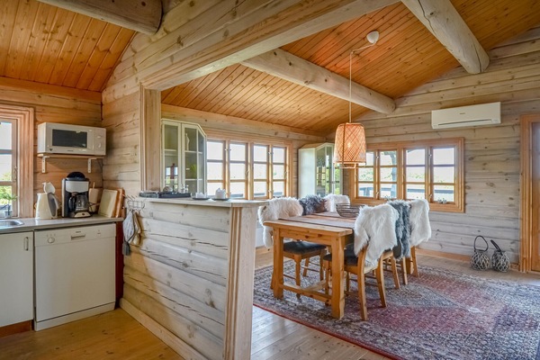 Køleskab, kogeplade, opvaskemaskine, kaffe-/temaskine