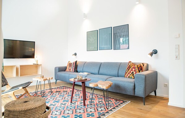 Smart TV, fireplace