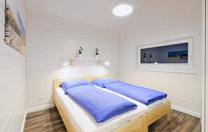 3 bedrooms, travel cot