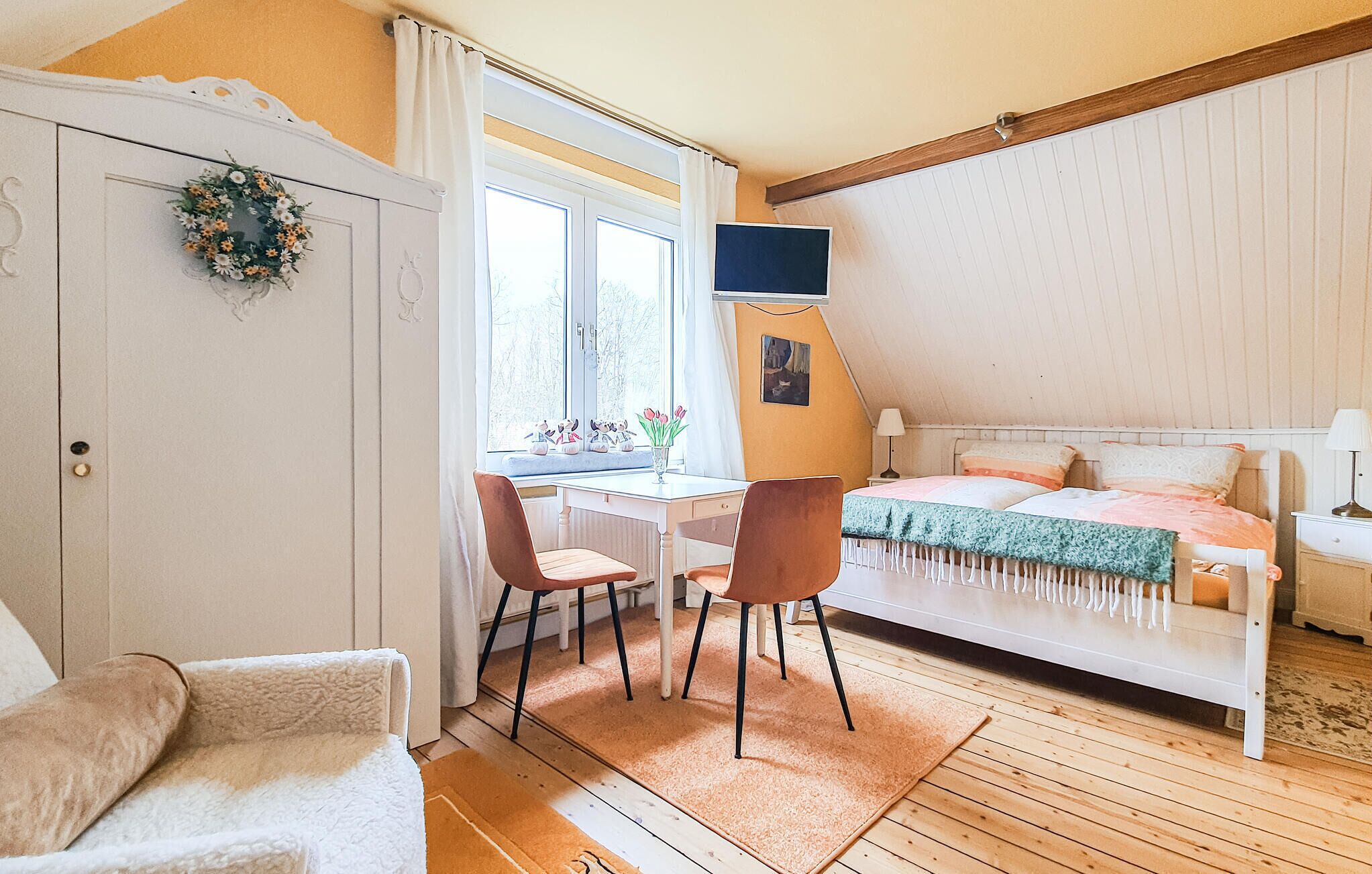 Cuna de viaje, wifi gratis y ropa de cama 