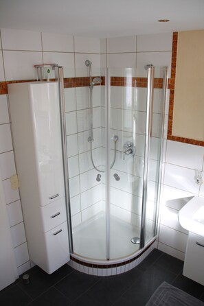 Een bad, een haardroger, handdoeken, toiletpapier