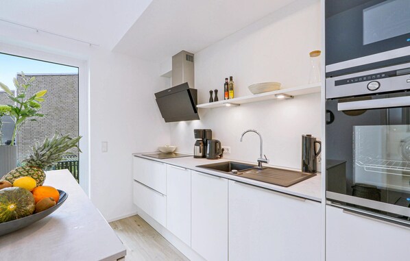 ثلاجة، موقد طهي مسطح، غسالة أطباق، ماكينة لصنع القهوة/الشاي