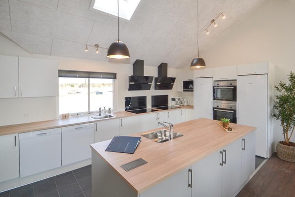 Kjøleskap, kokeplater, oppvaskmaskin og kaffetrakter/tekoker