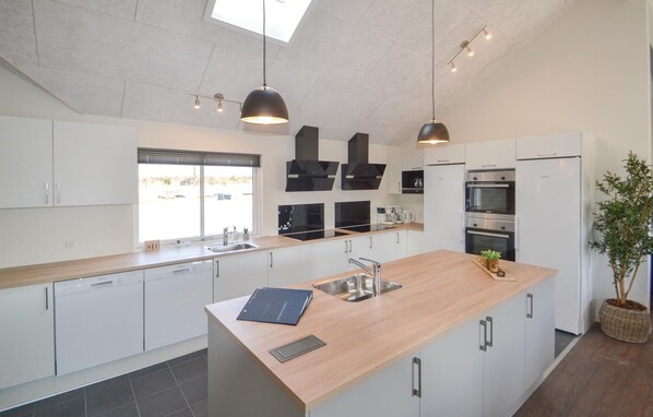 Réfrigérateur, plaque de cuisson, lave-vaisselle, cafetière/bouilloire