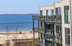 På stranden, vannski og fisking