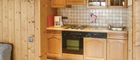 Kjøleskap, kokeplater, oppvaskmaskin og kaffetrakter/tekoker