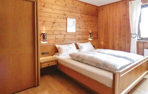 2 bedrooms, travel crib, free WiFi, bed sheets