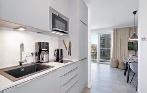 Kühlschrank, Mikrowelle, Herdplatte, Geschirrspüler