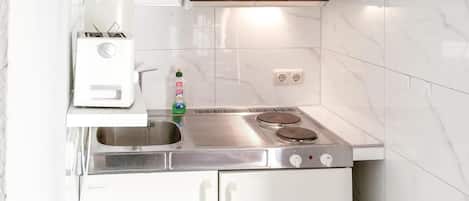 Frigorífico, microondas, placa de cocina y cafetera o tetera