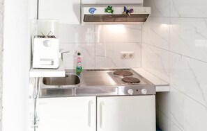 Kühlschrank, Herdplatte, Wasserkocher mit Kaffee-/Teezubehör