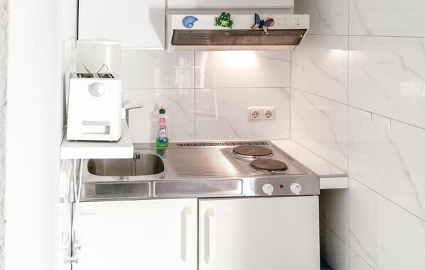Kühlschrank, Mikrowelle, Herdplatte, Wasserkocher mit Kaffee-/Teezubehör