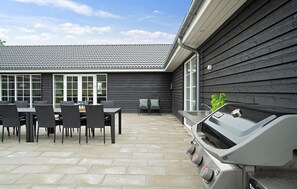 Outdoor dining - Beautiful home in Grenaa with sauna (Grenaa)