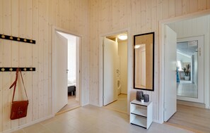 10 bedrooms, travel crib, free WiFi - Beautiful home in Grenaa with sauna (Grenaa)