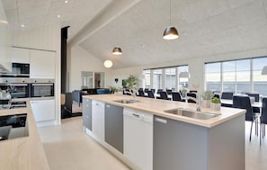 Køleskab, mikrobølgeovn, kogeplade, opvaskemaskine
