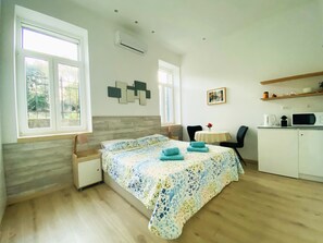 Habitación doble | Escritorio, tabla de planchar con plancha, wifi gratis y ropa de cama 