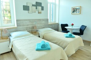 Escritorio, tabla de planchar con plancha, wifi gratis y ropa de cama 