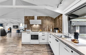 Kjøleskap, kokeplater, oppvaskmaskin og kaffetrakter/tekoker