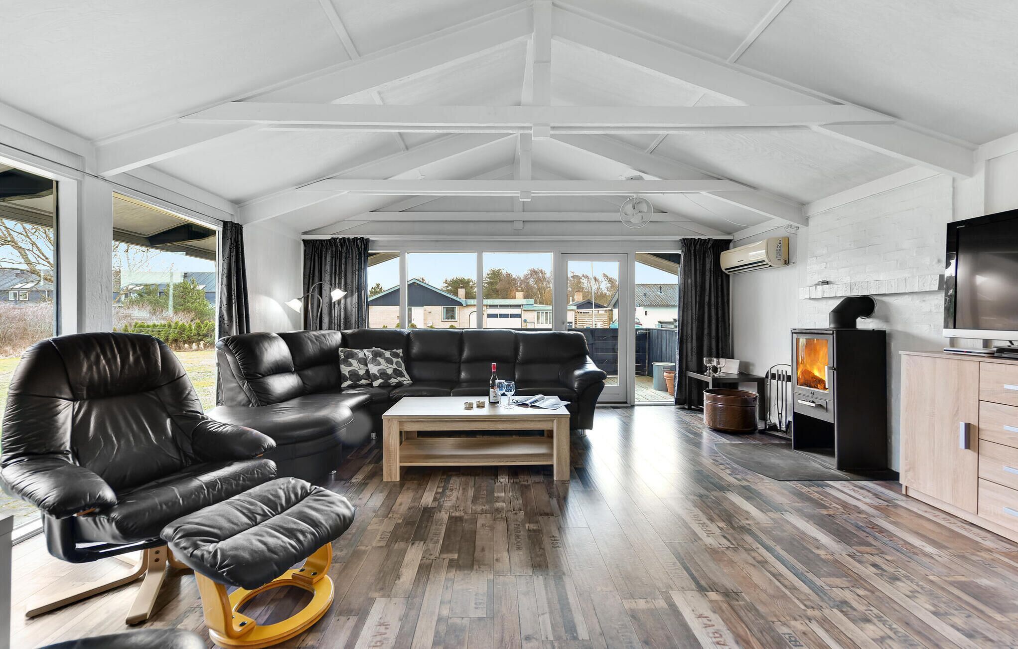 Televisie en een open haard