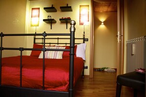 Vierbettzimmer, eigenes Bad, Stadtblick | 1 Schlafzimmer, Minibar, Schreibtisch, Verdunkelungsvorhänge