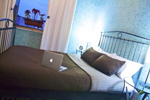 Standard-Doppelzimmer, eigenes Bad, Stadtblick | 1 Schlafzimmer, Minibar, Schreibtisch, Verdunkelungsvorhänge
