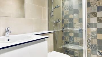 Quarto casal | Banheiro | Chuveiro, produtos de toalete grátis, secador de cabelo