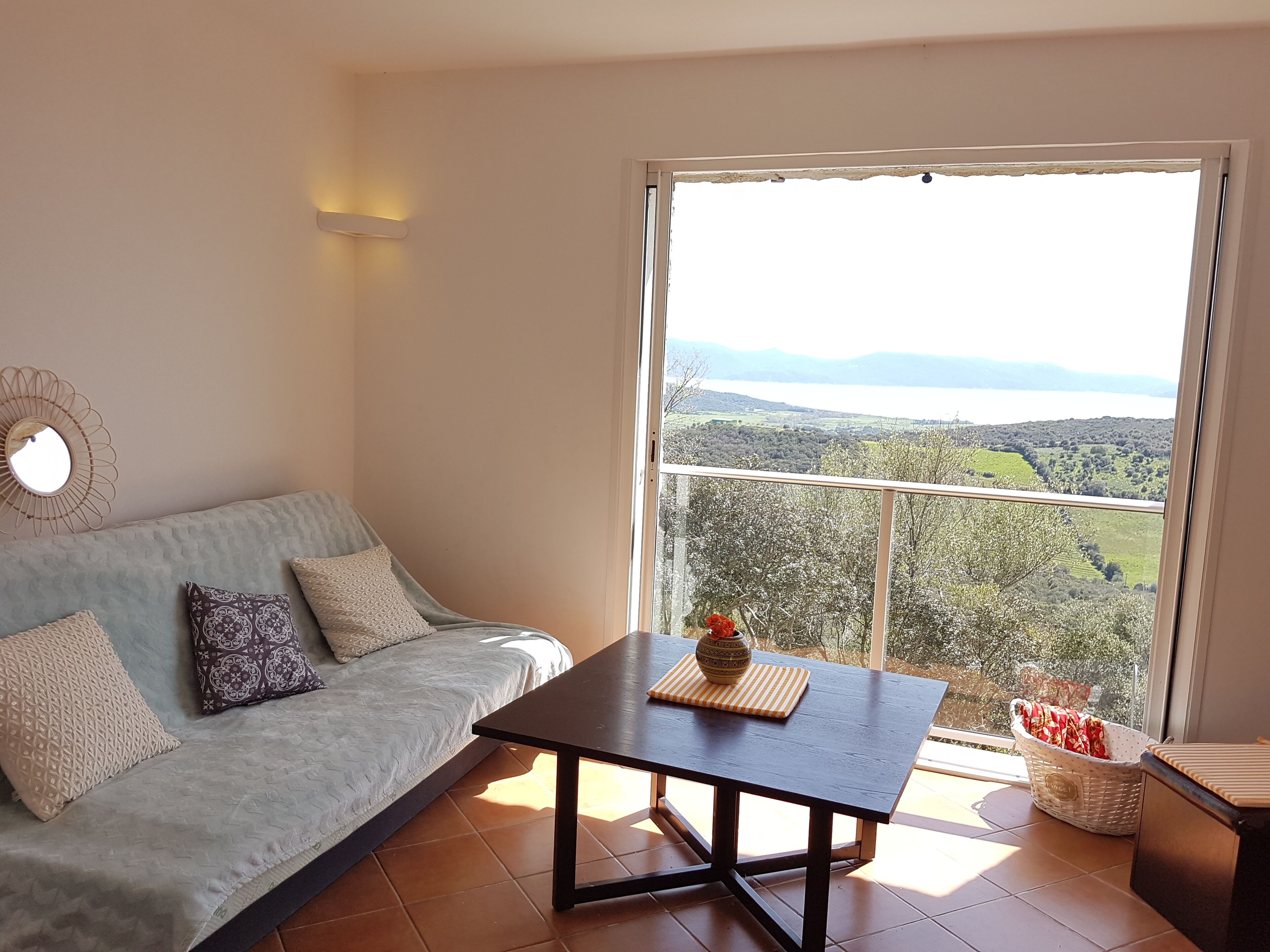 Télévision, cheminée, lecteur de DVD, livres