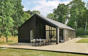 Outdoor dining - Nice home in Glesborg with sauna (Glesborg)