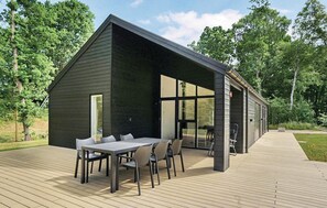 Outdoor dining - Nice home in Glesborg with sauna (Glesborg)
