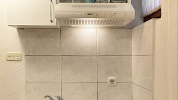 Appartement, 1 slaapkamer | Privékitchenette | Een koelkast, een kookplaat, een koffiezetapparaat/waterkoker