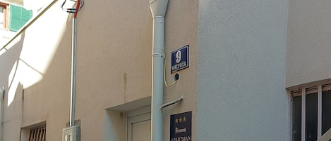 숙박 시설 입구